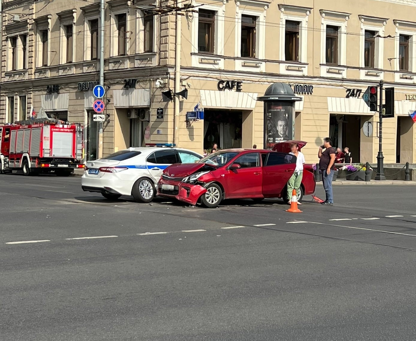 KIA подбила машину ГИБДД на перекрестке Садовой и Невского | 24.08.2022 |  Санкт-Петербург - БезФормата