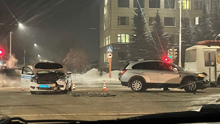 Машина полиции попала в ДТП в Кемерове
