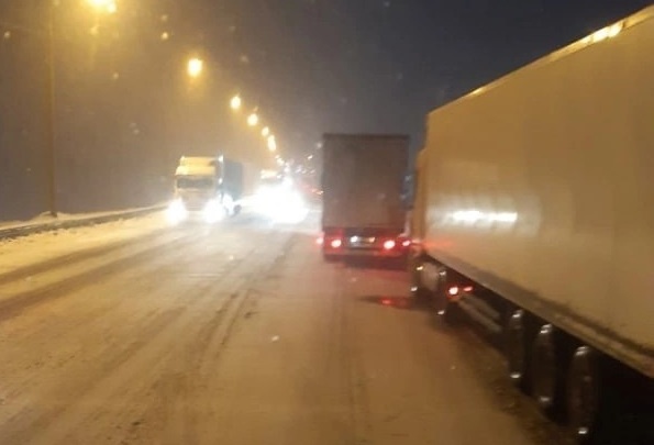 На участке М-5 в Челябинской области закрыли движение грузовиков и автобусов