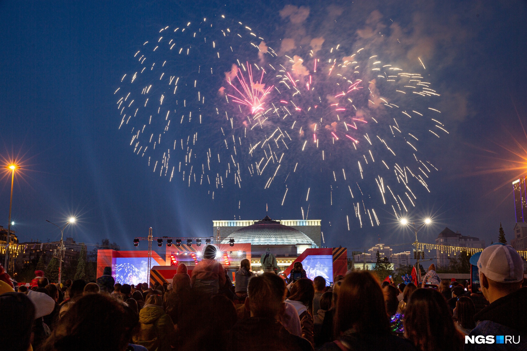 Фейерверк на главной городской площади запустили сразу после праздничного концерта