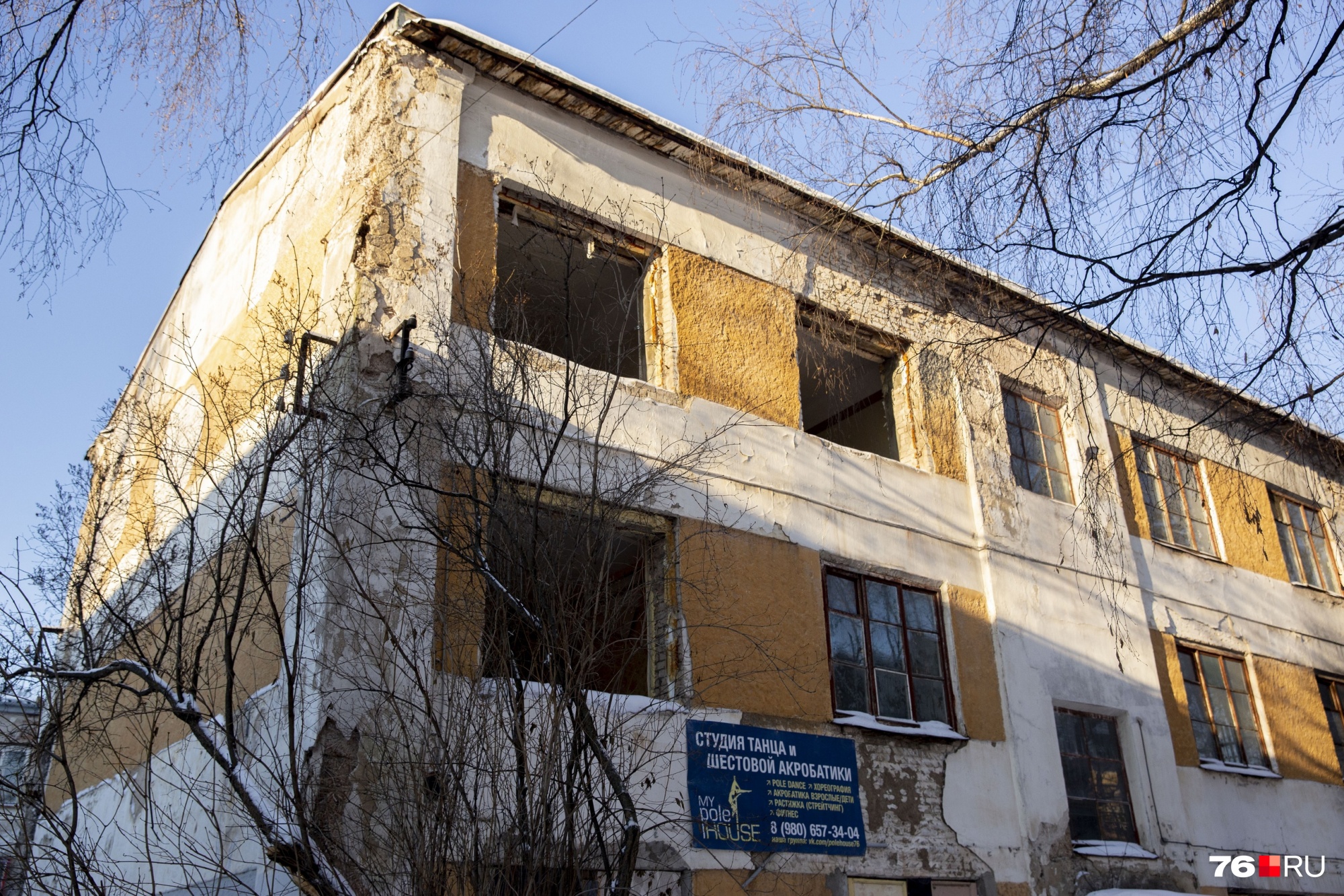 Давайте заглянем внутрь единственного расселенного дома Давайте заглянем внутрь единственного расселенного дома