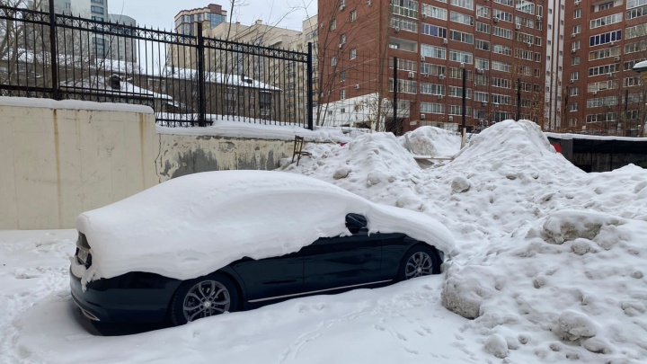 Подснежник поневоле: коммунальщики завалили снегом машину екатеринбурженки, пока она была в отпуске