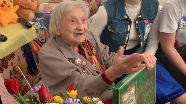 Тюменка отпраздновала 105-летний юбилей. Ее поздравляли с оркестром и салютом под окнами