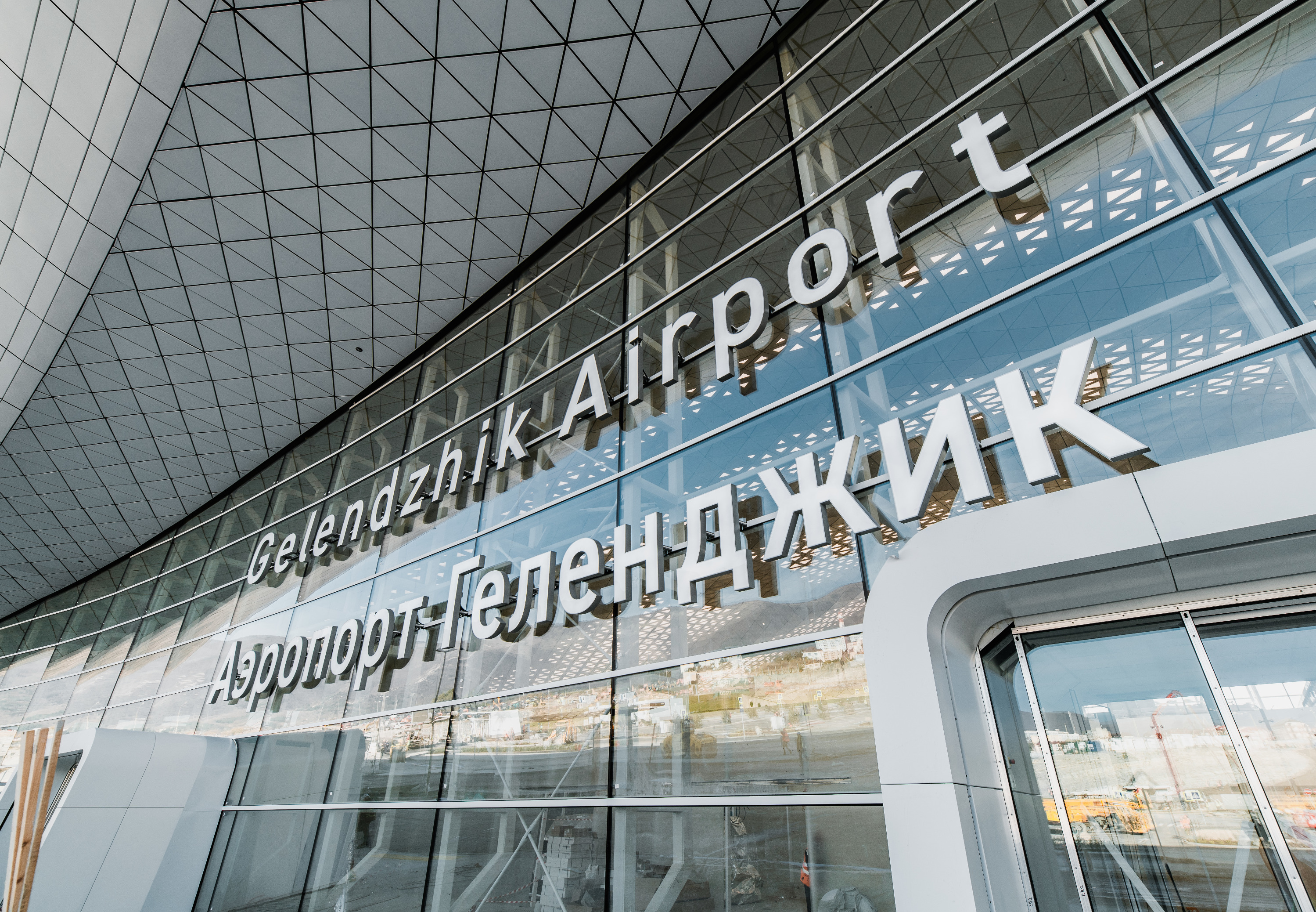 Фасад выполнен из светопрозрачных элементов и представляет собой единую непрерывную стеклянную «ленту» Фасад выполнен из светопрозрачных элементов и представляет собой единую непрерывную стеклянную «ленту»
