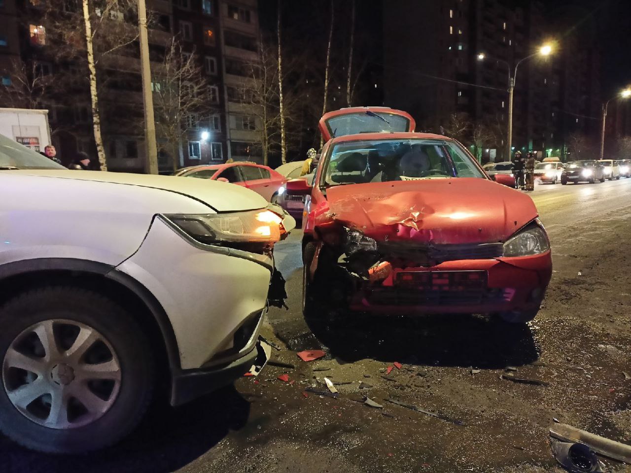 Травма на камышовой. Авария на мегаполисе в Чите 2015. Происшествия на Камышовой. Красный Мерседес авария 2 июня 2922.