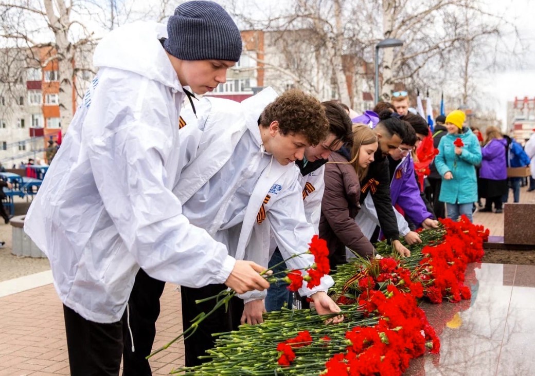 Акцию «Живая цепь памяти» поддержали большое число студентов Сургута
