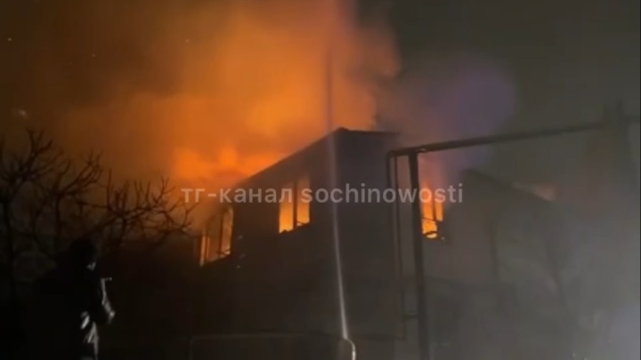 Жители центра Сочи потребовали снести барак, который горит уже седьмой раз