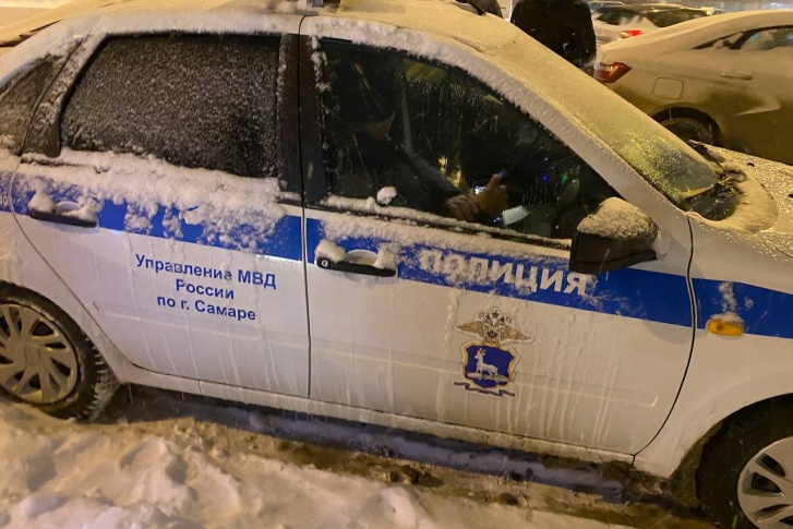 Инспекторы общались с задержанным с патрульном автомобиле Инспекторы общались с задержанным с патрульном автомобиле