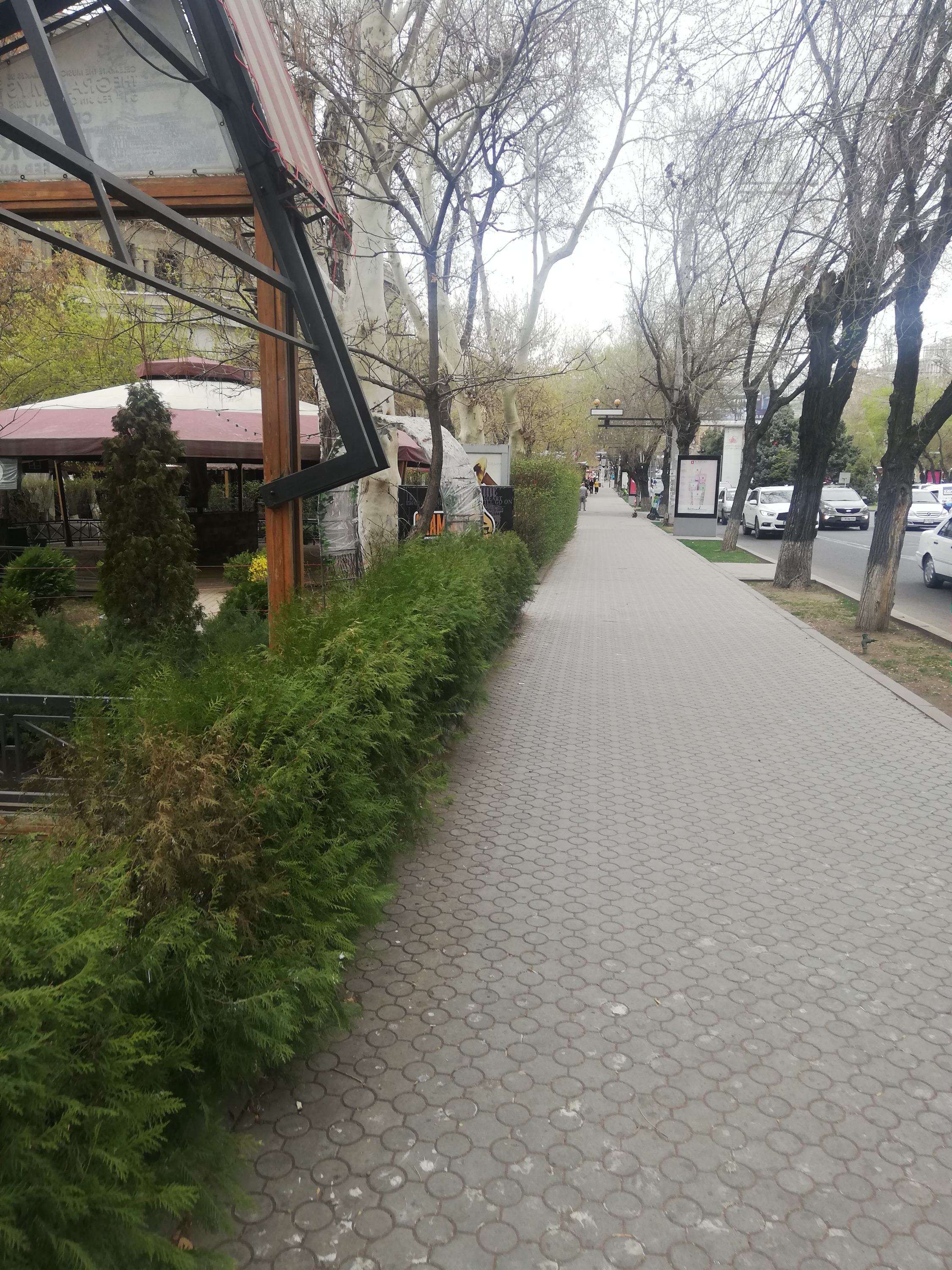 На улицах Еревана чисто, есть куда зайти в кафе или бар