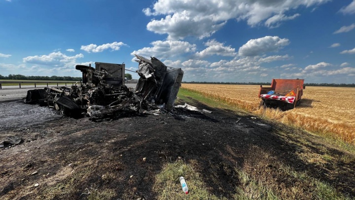 Под Кропоткиным столкнулись два грузовика — один из них загорелся, водитель погиб