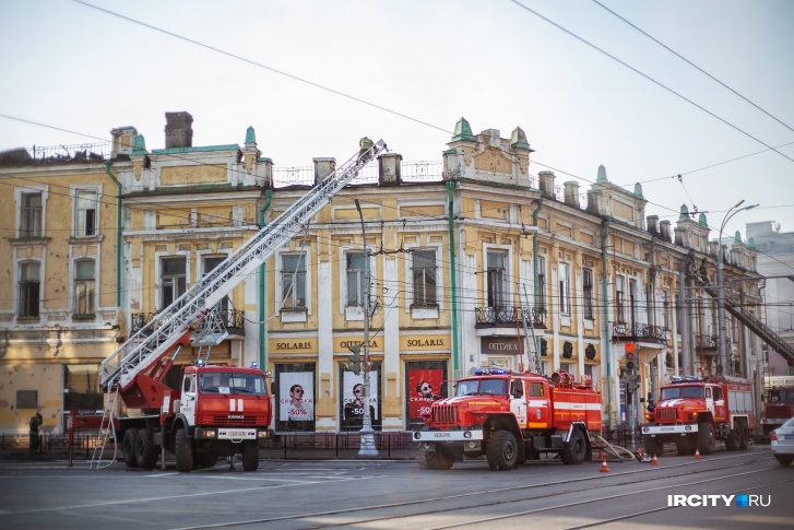 Фасад сгоревшего здания ТЮЗа в Иркутске закроют баннером — Минкультуры Фасад сгоревшего здания ТЮЗа в Иркутске закроют баннером — Минкультуры