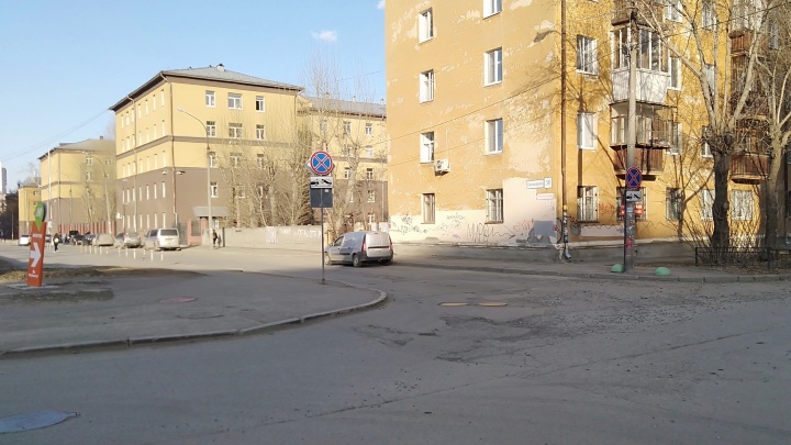 В Екатеринбурге одностороннюю улицу сделали двусторонней: водители стали массово нарушать правила