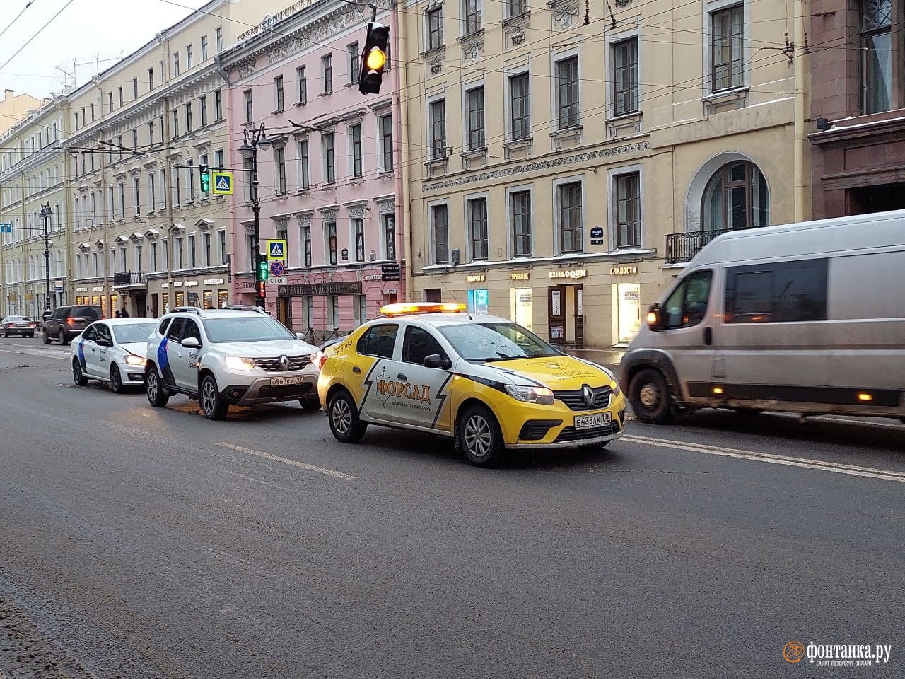 ДТП-«анекдот» на Невском: в машину ЧОП приехал один каршеринг, а в него  другой | 03.02.2022 | Санкт-Петербург - БезФормата