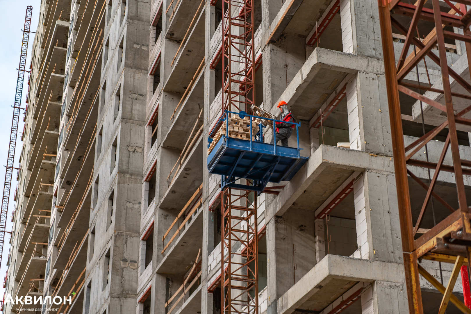 рынок недвижимости. строительство многоэтажных домов. молодая семья в новостройке. недвижимость новости. строительство в россии.