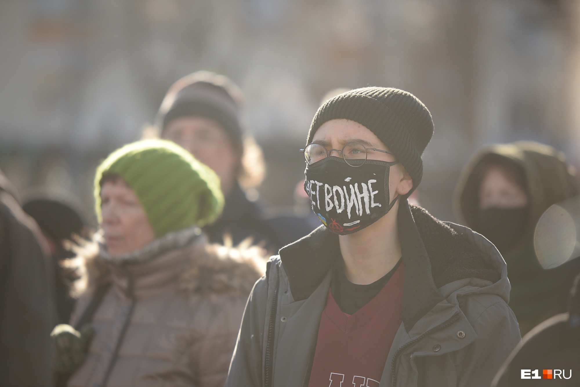 Вместо привычных плакатов и транспарантов мирные граждане использовали даже маски, чтобы выразить свою позицию