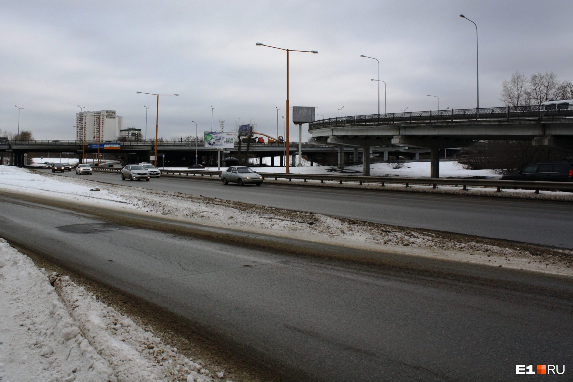 Готовьтесь к пробкам: в Екатеринбурге закроют половину моста, ведущего в центр