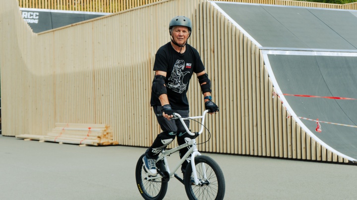 «Дети до сих пор против, чтобы я катался». 68-летний пенсионер делает трюки на велосипеде BMX: видео