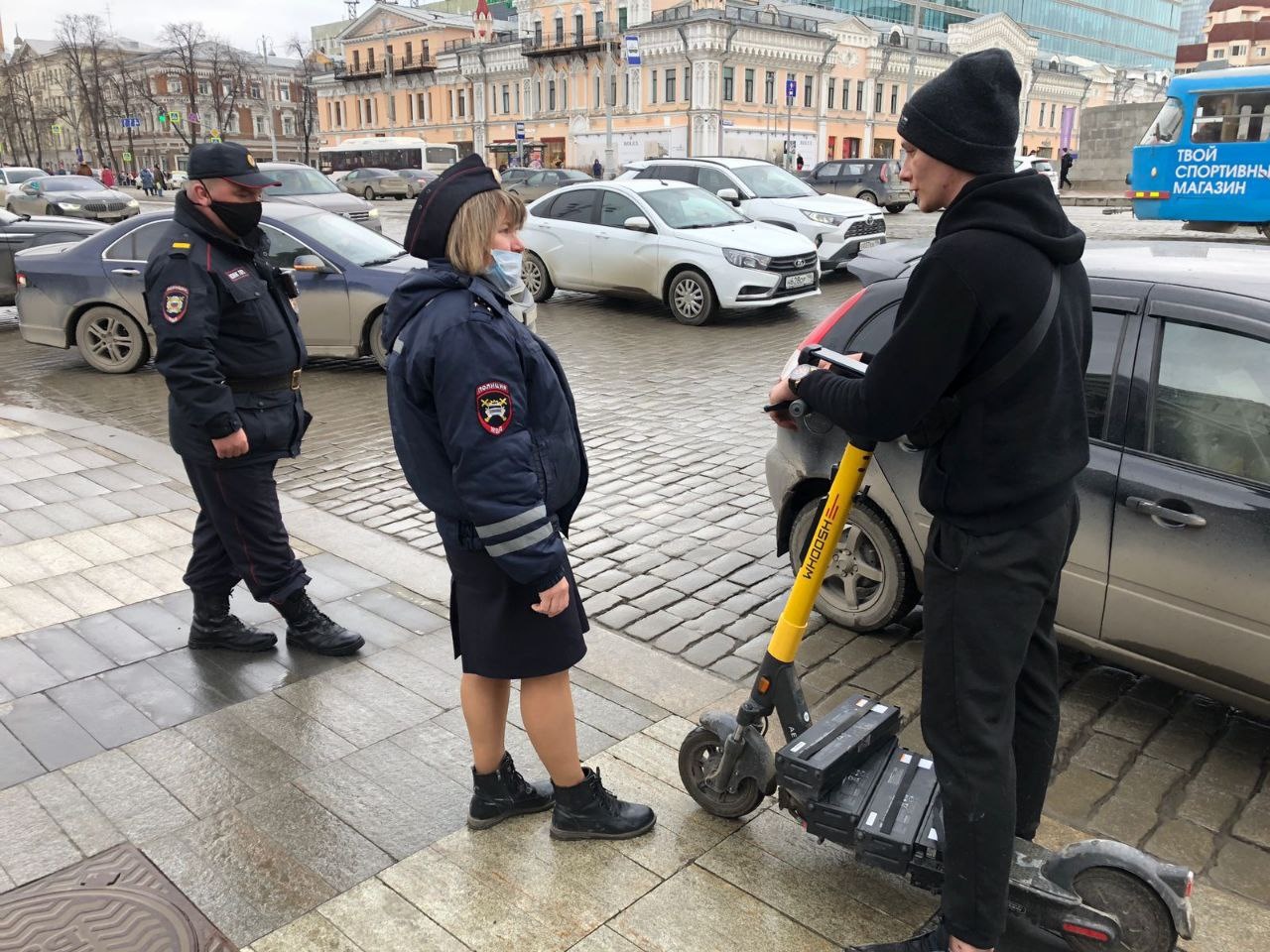 В Екатеринбурге сотрудники ГИБДД вышли на улицы, чтобы ловить пешеходов-нарушителей