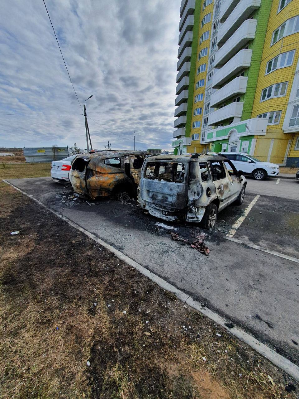 Мужчина в черном сжег две машины в Янино. Очевидцы с огнетушителем пытались  их спасти, но было поздно | 25.04.2022 | Санкт-Петербург - БезФормата