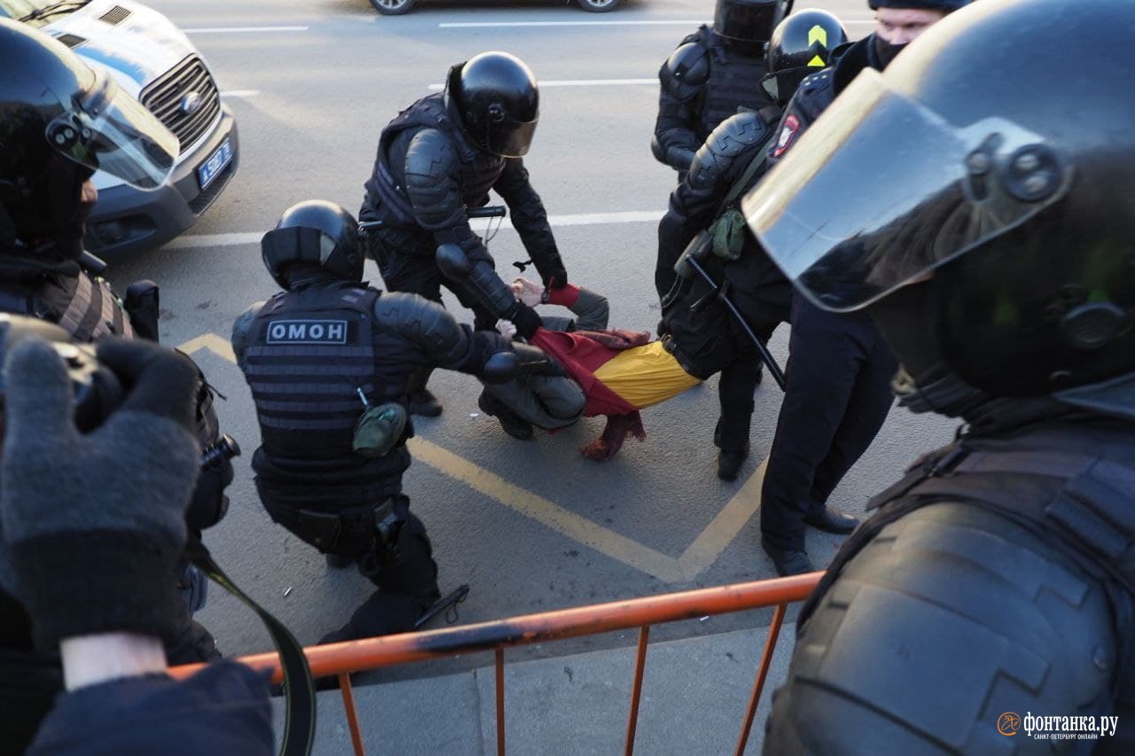 Петербург 4 дня. Толпа полицейских. Задержание полицейского. Человек скрывается от полиции.