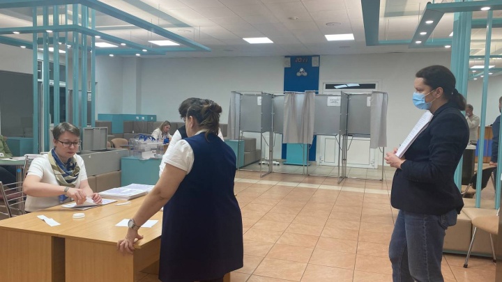 В Екатеринбурге прошли довыборы депутатов. На участки пришли около 8,5% избирателей