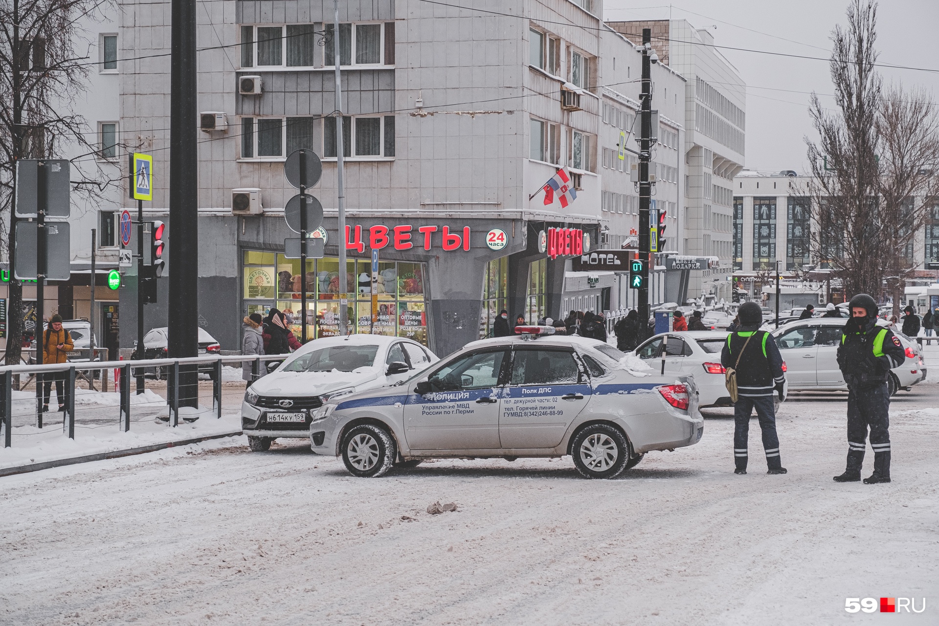 На месте дежурят полицейские На месте дежурят полицейские