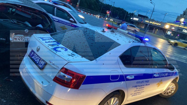 В центре Москвы водитель иномарки въехал в патрульную машину и сбил двух сотрудников ГИБДД