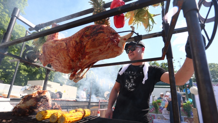 Масса мяса и самовары: на главной площади Екатеринбурга начался фестиваль барбекю. Фоторепортаж