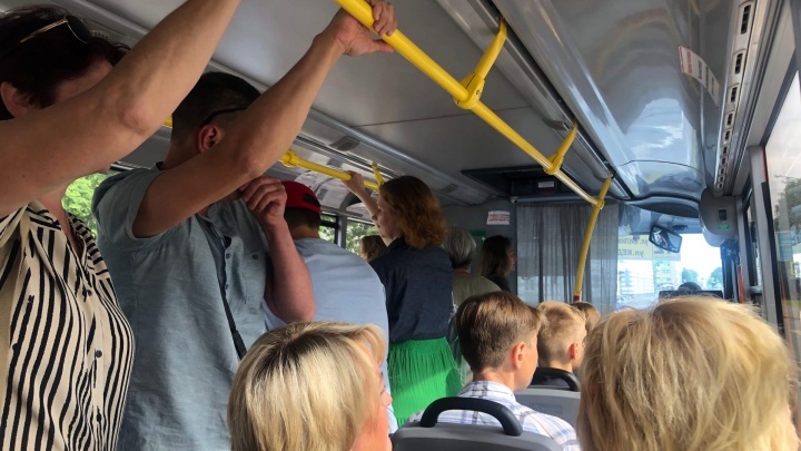 «Мест на всех хватило бы»: гости фестиваля у Новодвинской крепости жалуются на давку в автобусах
