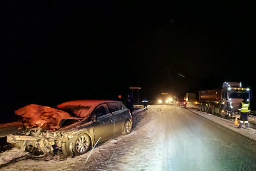 На заснеженном Серовском тракте Toyota залетела под грузовик. Водитель иномарки погибла на месте