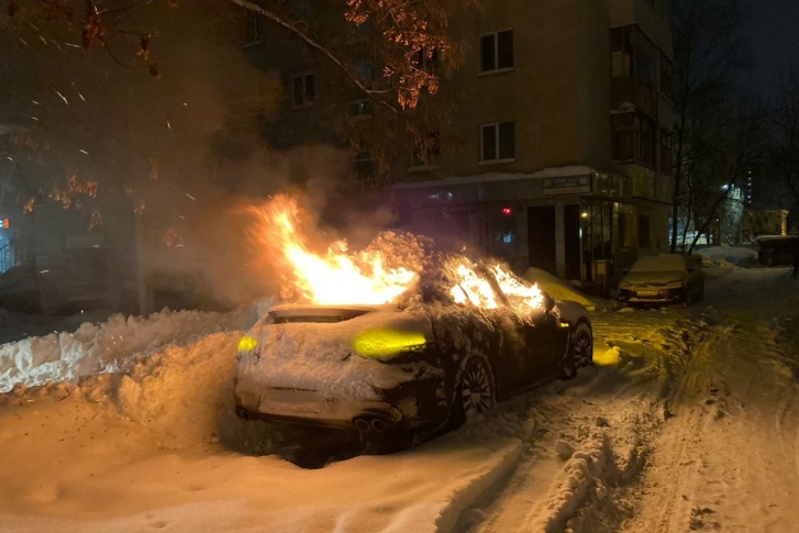 Машина начала гореть ночью возле дома № 40 в Уфе