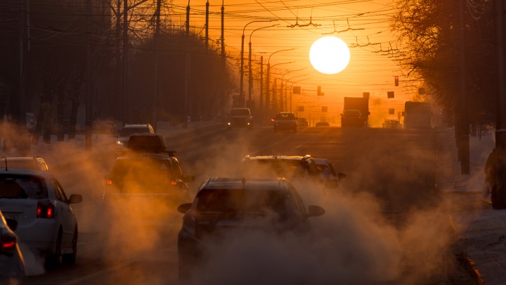 Сотрудник автосервиса в Красноярске воровал нейтрализаторы газов с машин