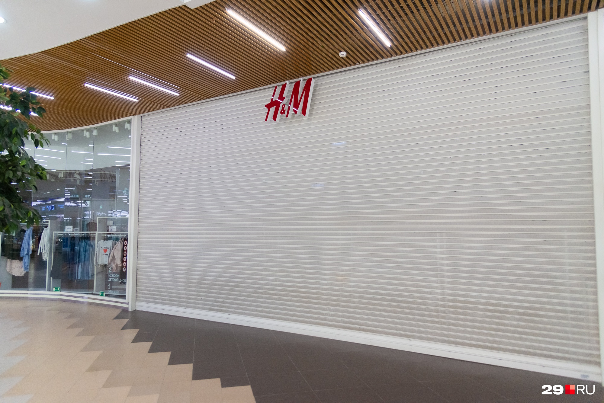 Одним из первых перестал работать H&M. Мы уже спрашивали архангелогородцев, <a href="https://29.ru/text/business/2022/03/03/70484699/" class="_" target="_blank">как они отнеслись к его закрытию</a>