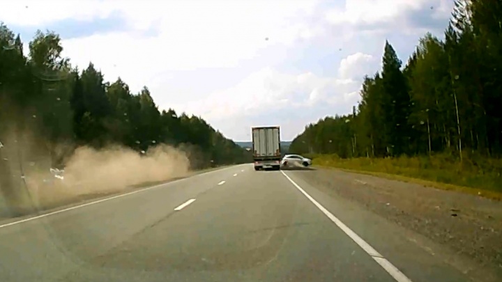На Пермском тракте девушка на Opel чуть не устроила лобовое ДТП, но улетела с дороги. Видео