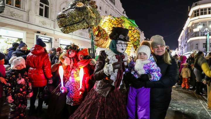 Сказочные феи, драконы и гигантские куклы. Как прошел зимний фестиваль театров на Большой Покровской