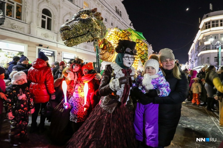 Перформансы и актеры в ярких костюмах радовали вчера вечером нижегородцев