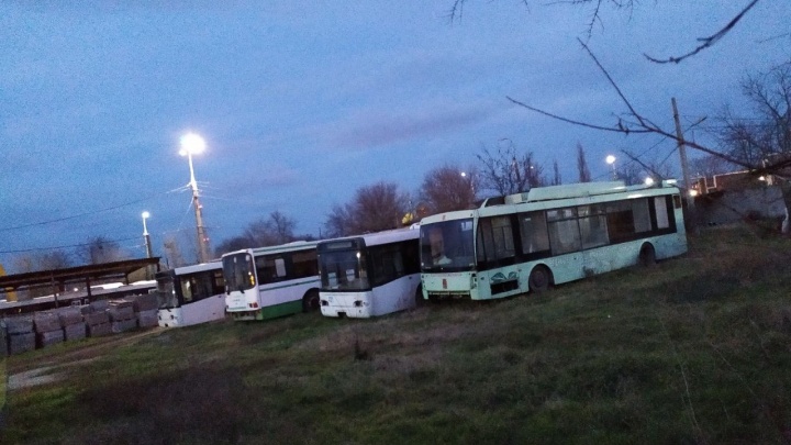 Краснодарец заметил в депо гниющие новые автобусы. Власти объяснили, что с ними не так