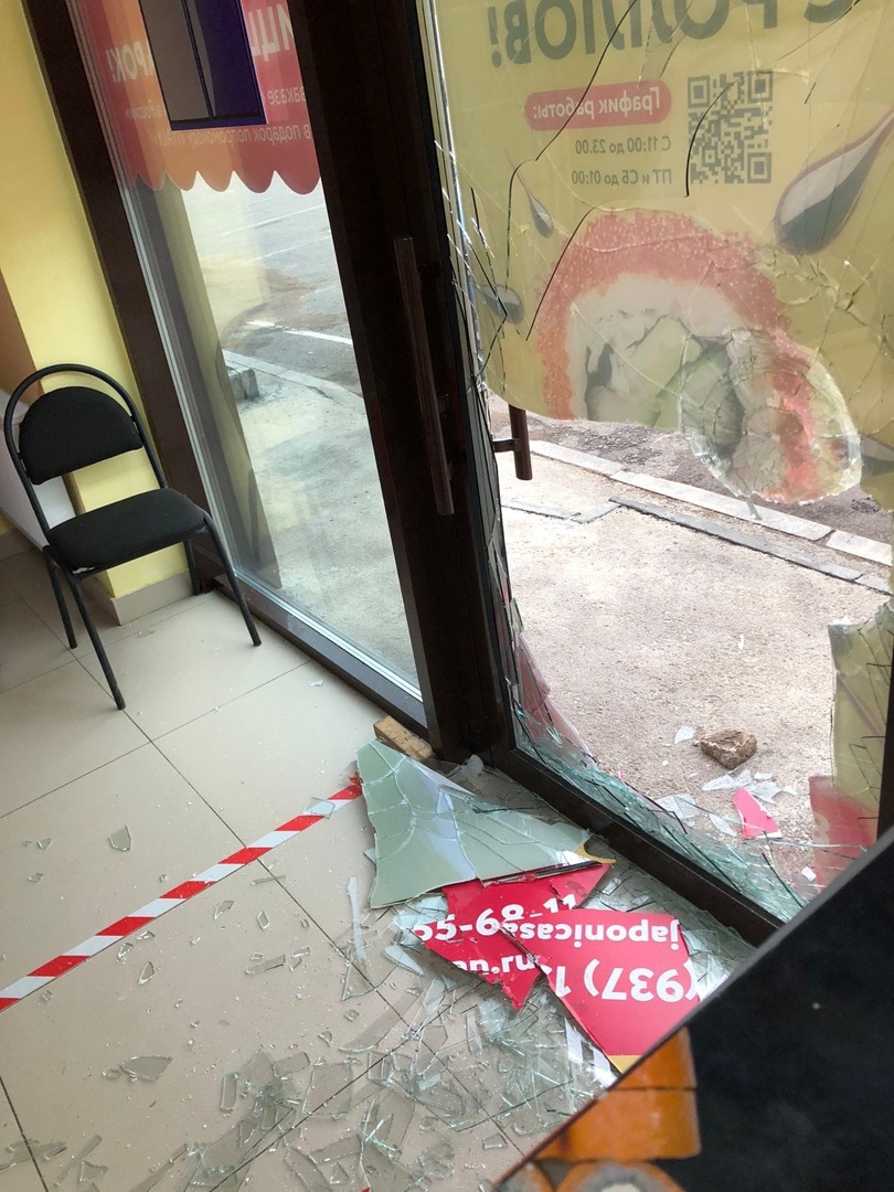 Воровка разбила стекло в двери