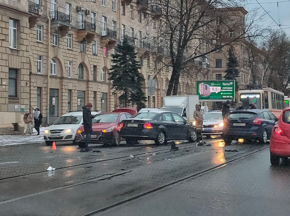 Проспект Энгельса перекрыло массовое ДТП, перевернулась машина ЧОП |  21.02.2022 | Санкт-Петербург - БезФормата