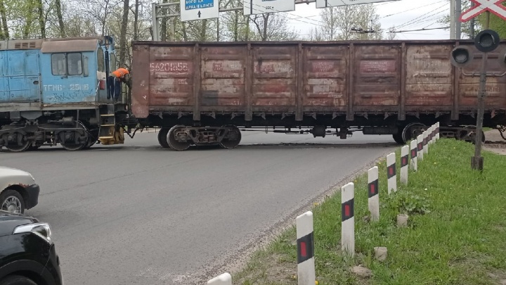 «Освободить проезд не получилось»: в Ярославле поезд сошел с рельсов и перекрыл автомобильную дорогу
