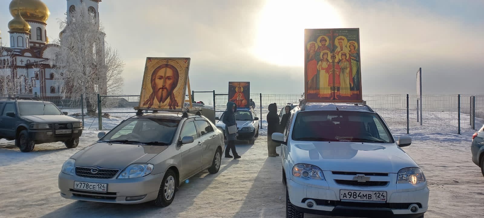 Прихожане отправились в крестный ход на машинах семьями Прихожане отправились в крестный ход на машинах семьями