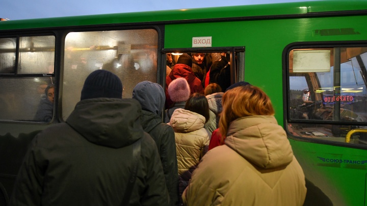 «Люди идут пешком». В Екатеринбурге водители автобусов игнорируют остановки, забитые пассажирами