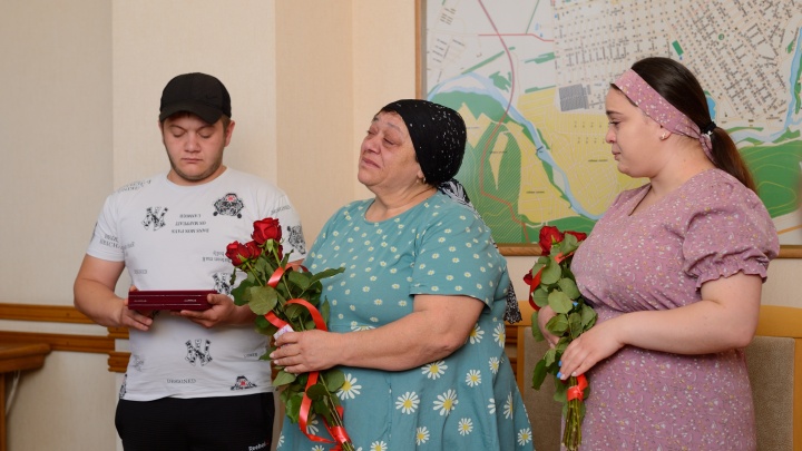 В Майкопе семье погибшего на Украине военного вручили награду