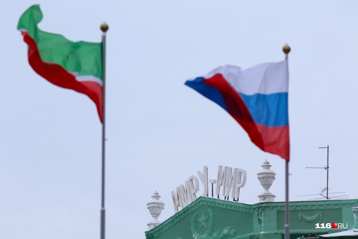 В школах республики с нового учебного года каждую неделю будут поднимать флаги России и Татарстана