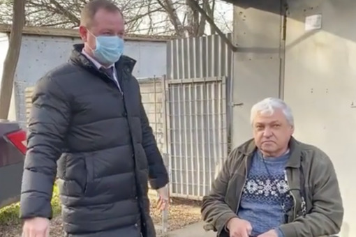 Пенсионер просит журналистов не беспокоить его Пенсионер просит журналистов не беспокоить его