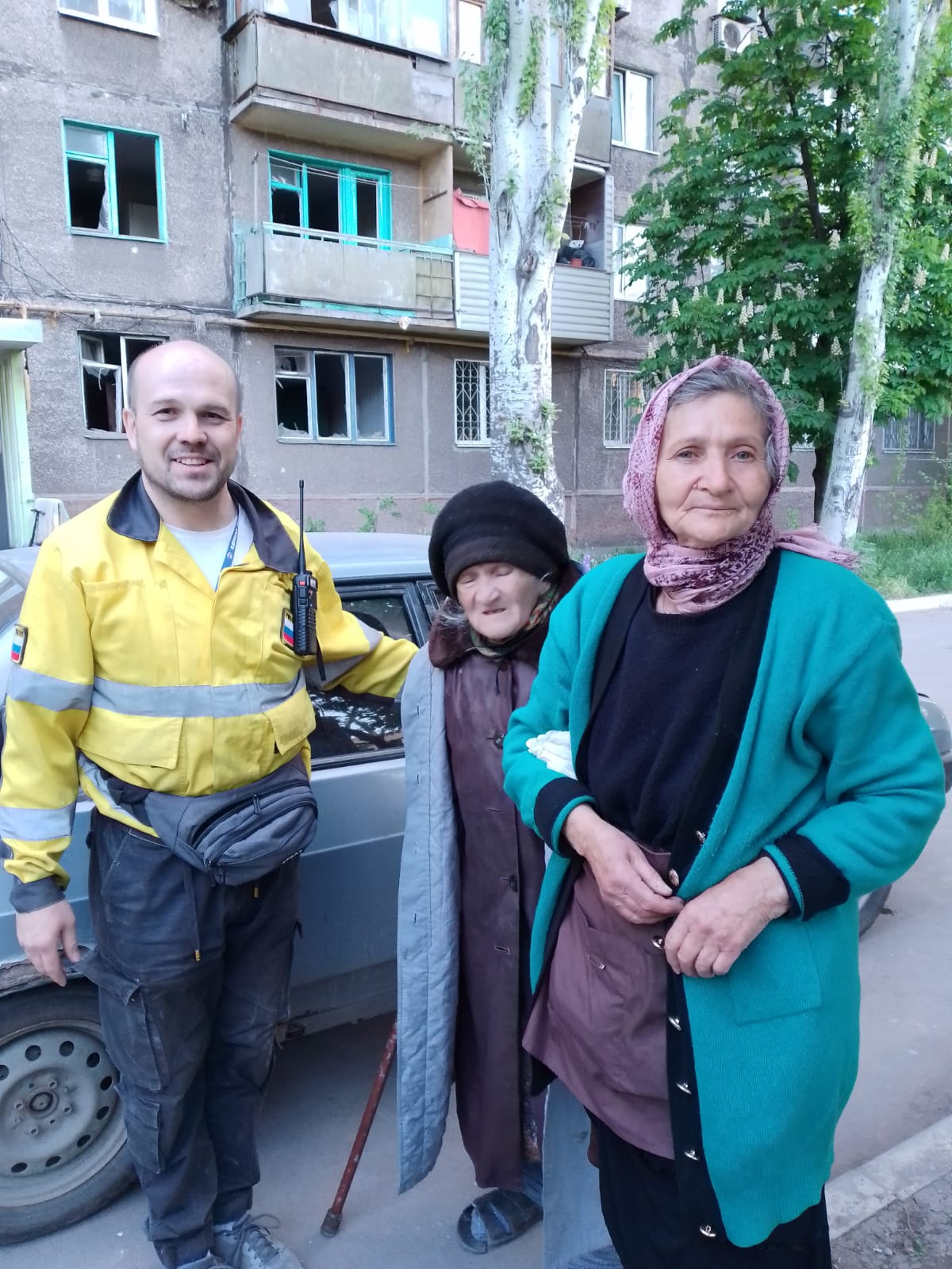 Карина Захаровна — на фото в центре