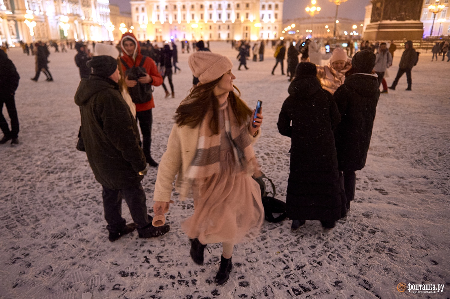 Сколько гуляют на праздники. Гулять в НГ. Петербург люди. Люди гуляют по Питеру. Люди гуляют по новогоднему городу.