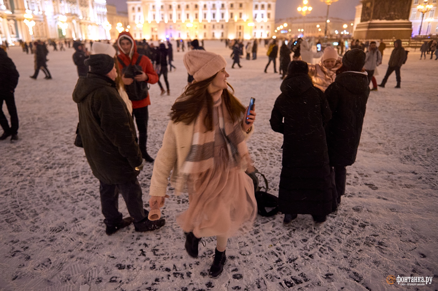 Прогулка по новогоднему питеру. Гулять в НГ. Петербург новый год. Новый год в Питере. Люди гуляют по новогоднему городу.