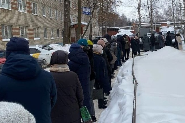 В поликлиниках Йошкар-Олы люди часами стоят с температурой на улице