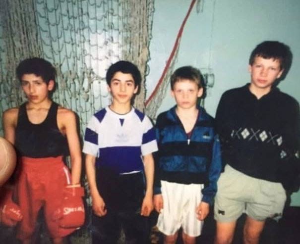 Михаил Алоян (второй слева) в детстве с друзьями